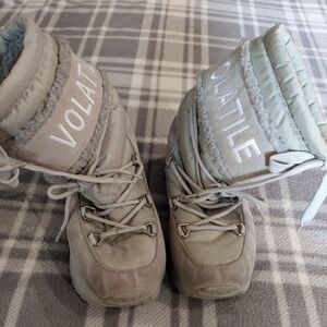 RARE! VOLATILE Lunar Womens Size 6 Suede Snow Boots